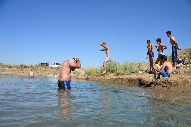 Sıcaktan Bunalan Gençler Derede Serinliyor