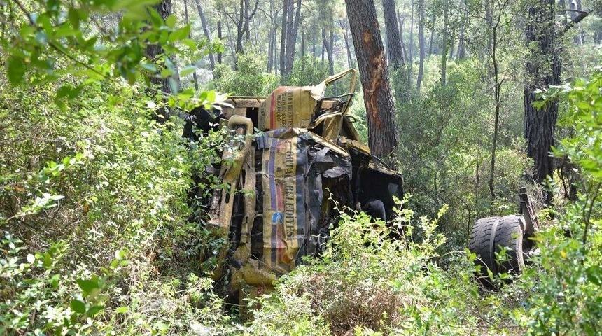 Muğla&rsquo;da &Ccedil;&ouml;p Kamyonu U&ccedil;uruma Yuvarlandı: 2 &Ouml;l&uuml;, 1 Ağır Yaralı
