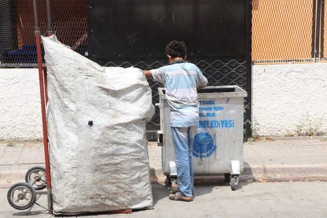 Yaşıtları Tatildeyken, O Ayağında Terliğiyle Atık Topluyor 2