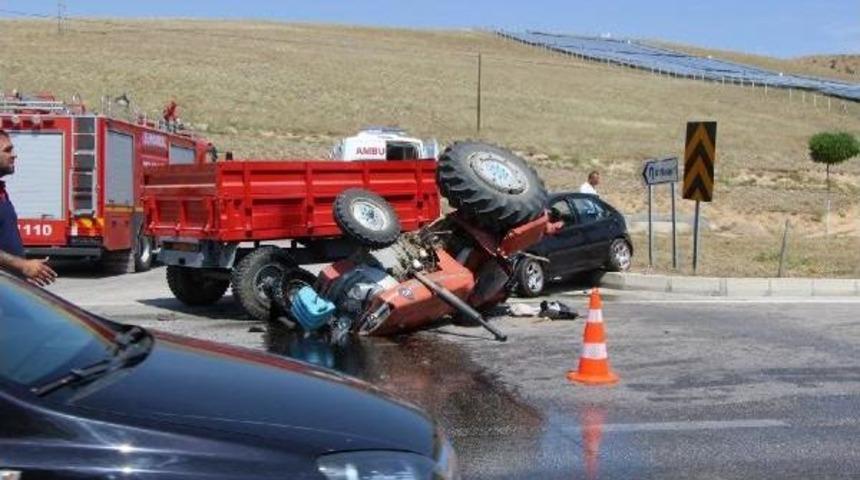 Otomobil Trakt&ouml;rle &Ccedil;arpıştı; 6 Yaralı