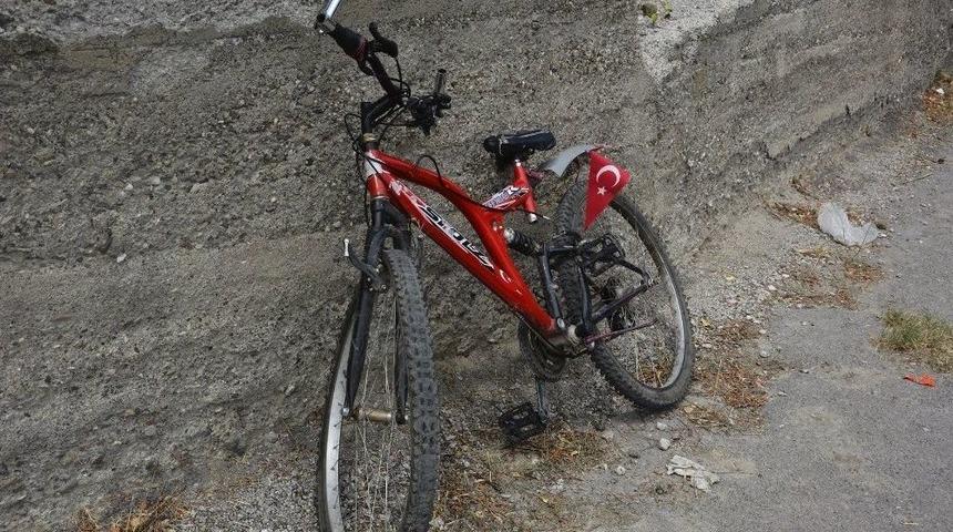 Bisiklet Otomobile Çarptı: 2 Yaralı