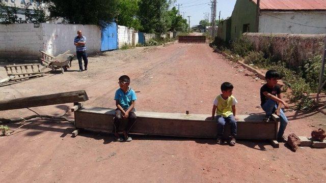 Kadın Ve Çocuklar Bariyer Kurup Yolu Trafiğe Kapattı