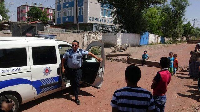 Kadın Ve Çocuklar Bariyer Kurup Yolu Trafiğe Kapattı