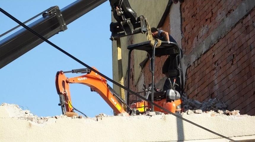 Binanın &Uuml;&ccedil;&uuml;nc&uuml; Katında Yıkım Yapan İş Makinesi Devrildi