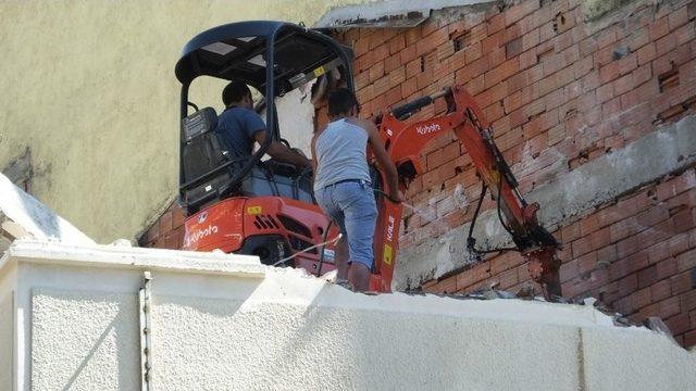 Binanın Üçüncü Katında Yıkım Yapan İş Makinesi Devrildi