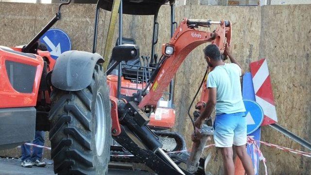 Binanın Üçüncü Katında Yıkım Yapan İş Makinesi Devrildi