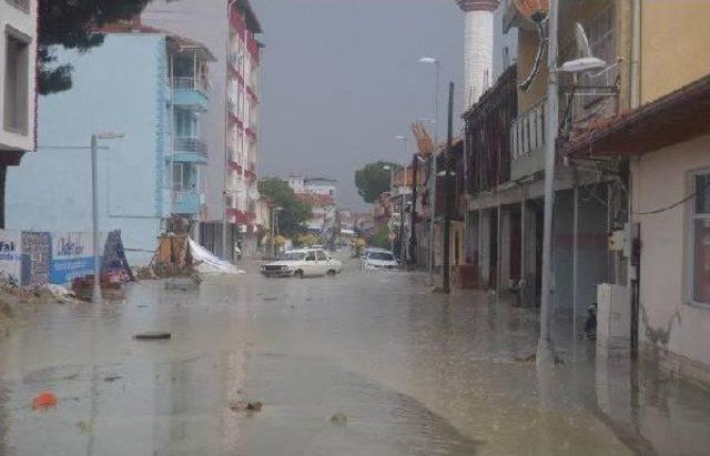 Selendi Sağanak Yağışa Teslim Oldu