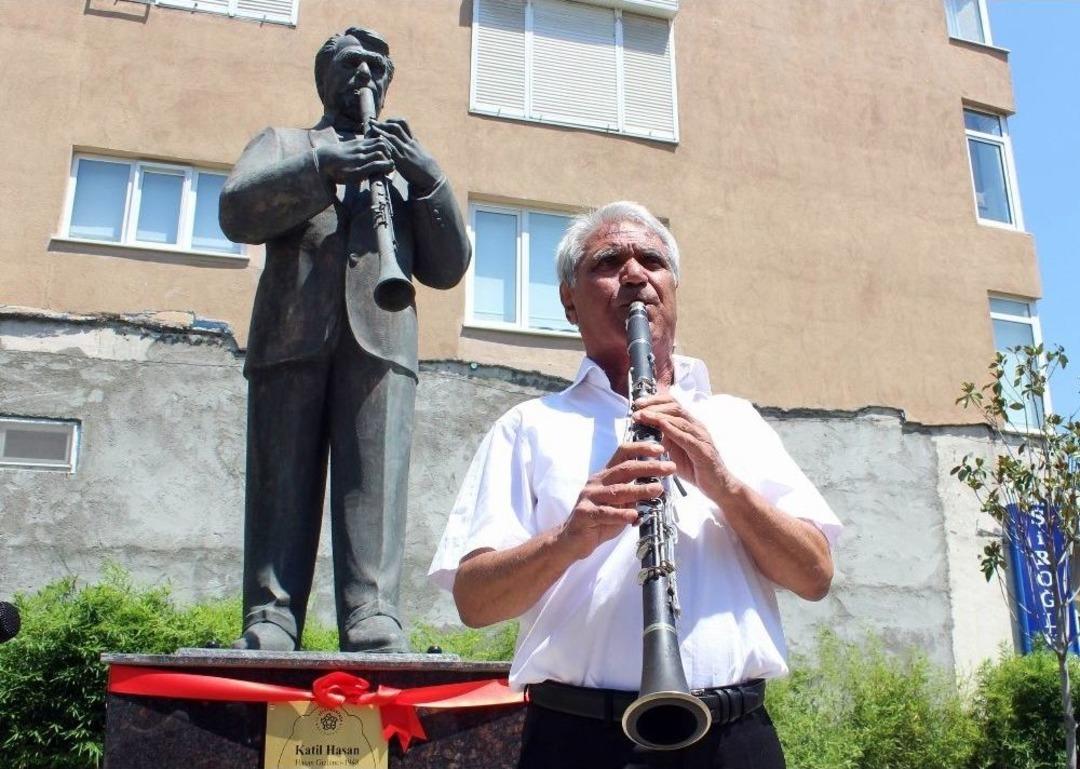 Heykelinin A&ccedil;ılışını Yapıp Klarnet &Ccedil;aldı