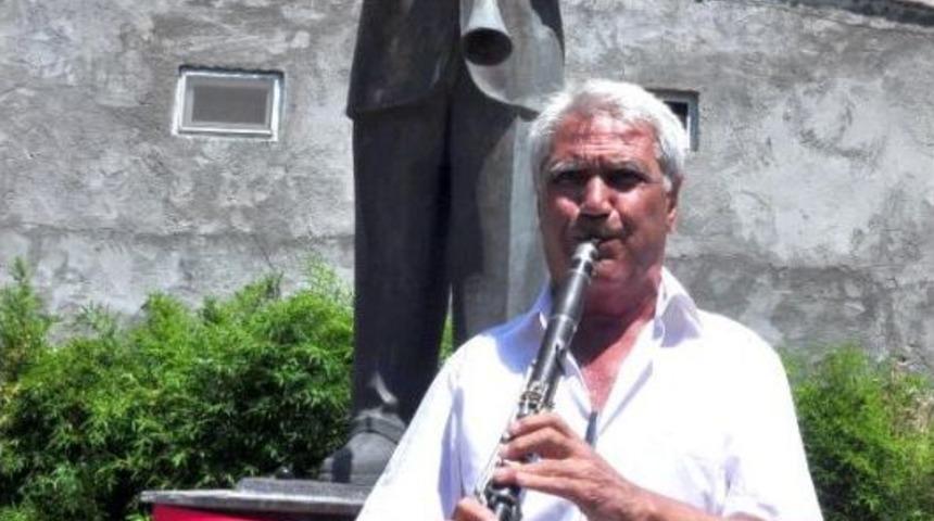 Klarnet Ustası 'katil Hasan'ın Yaşarken Heykeli Dikildi