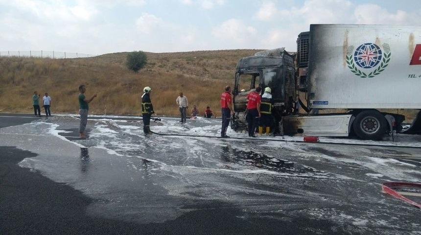Tır, Adana Otoyolunda Alev Alev Yandı