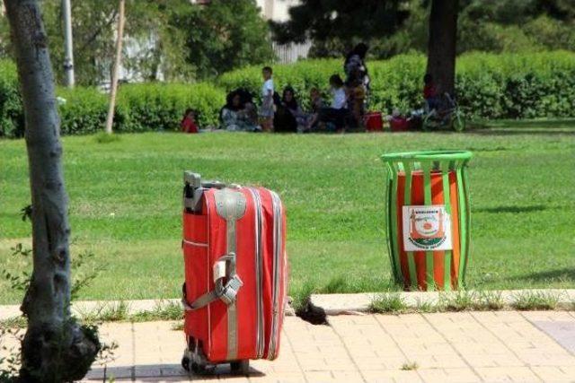 Park Girişindeki Kırmızı Valiz, Bomba Paniği Yaşattı