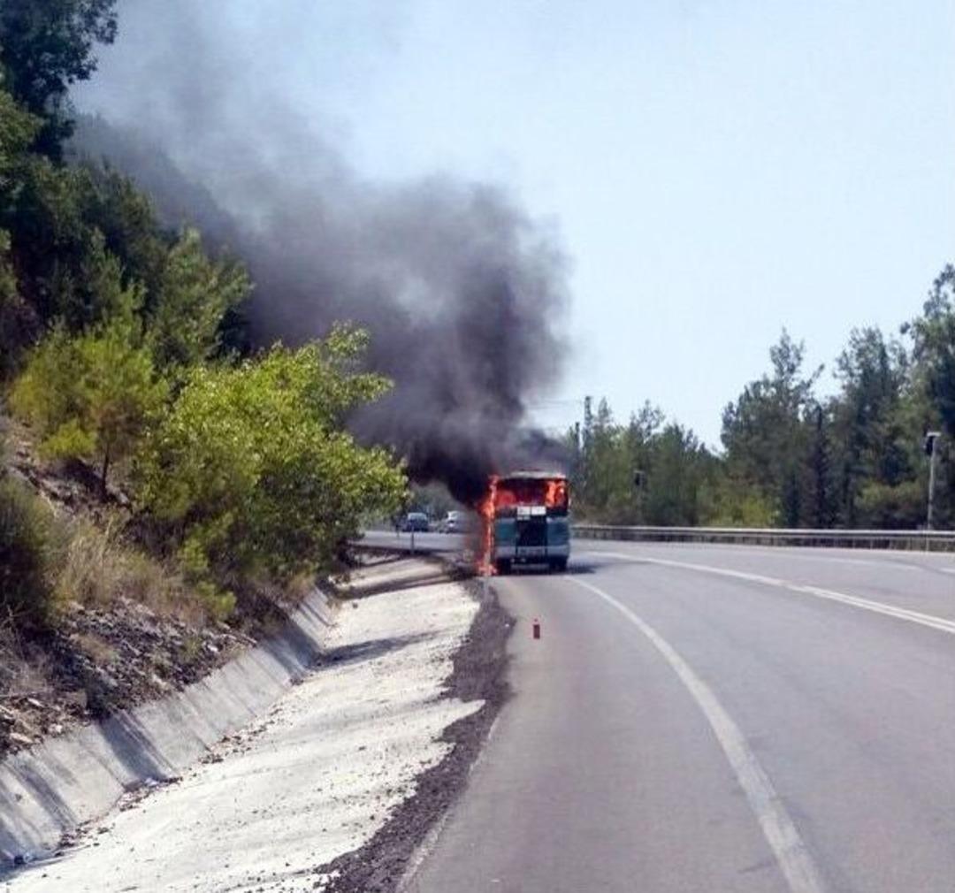 Seyir Halindeki Minib&uuml;s Alev Alev Yandı
