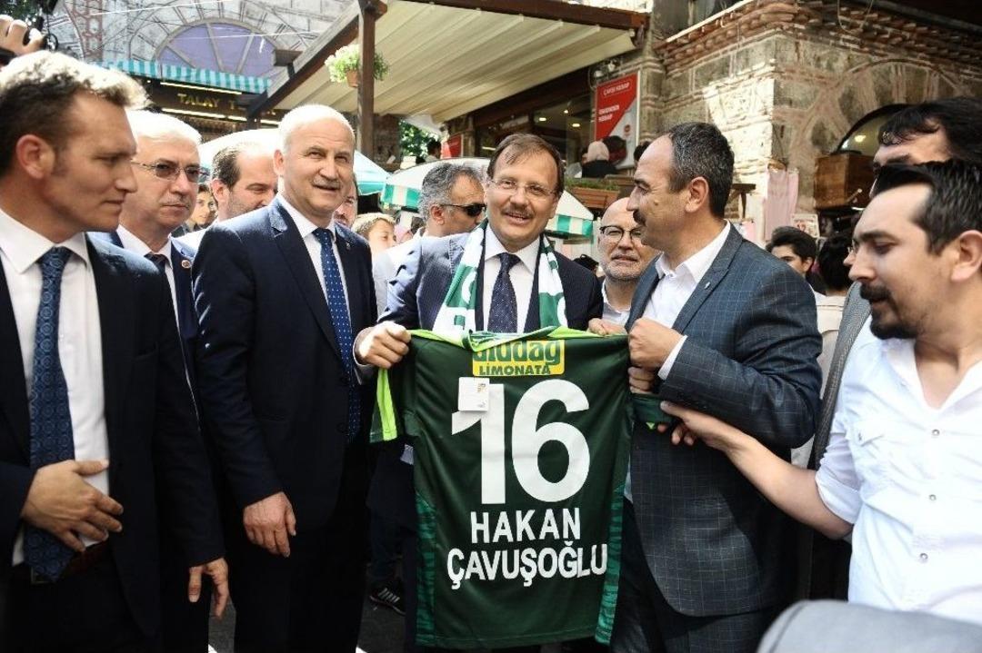 Başbakan Yardımcısı &Ccedil;avuşoğlu Sokak M&uuml;zisyenine Bahşiş Verdi