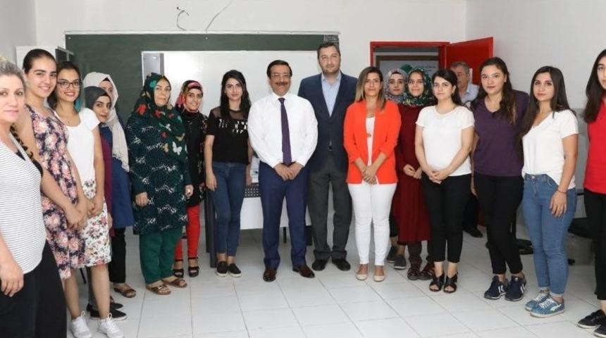 Başkan Atilla, T&uuml;rkiye&rsquo;nin En B&uuml;y&uuml;k Meslek Edindirme Kamp&uuml;s&uuml;n&uuml; Gezdi