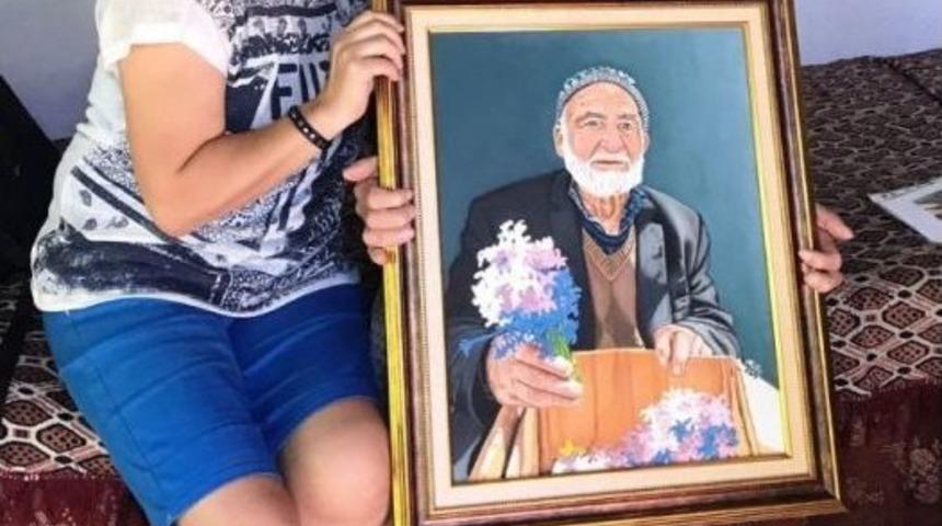 Pazarda G&ouml;r&uuml;p Resmini Yaptığı Yaşlı Adama Tablosunu Bir Yıl Sonra Teslim Etti