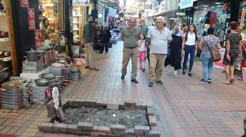 Caddeye Mezar Yapıp, &Uuml;zerine &Ccedil;i&ccedil;ekler Koydu