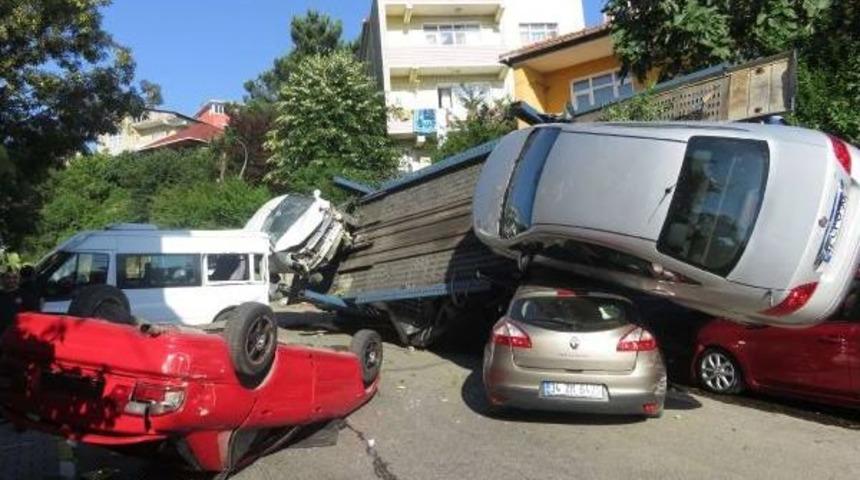 Beykoz'da Ara&ccedil; Taşıyan Tır Kaza Yaptı; Cadde Savaş Alanına D&ouml;nd&uuml; (1)