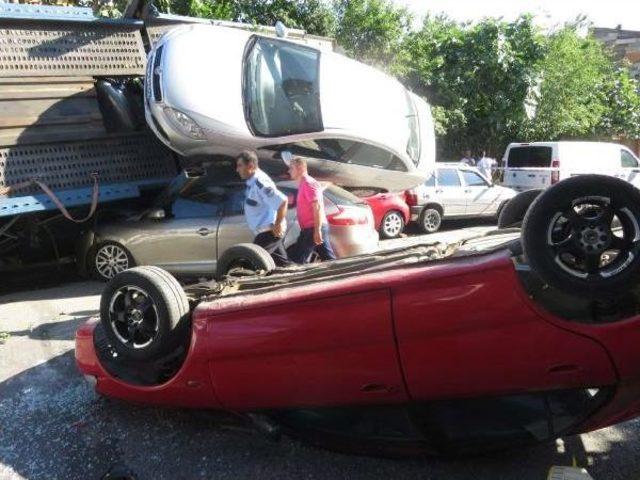 Beykoz'da Araç Taşıyan Tır Kaza Yaptı; Cadde Savaş Alanına Döndü (1)