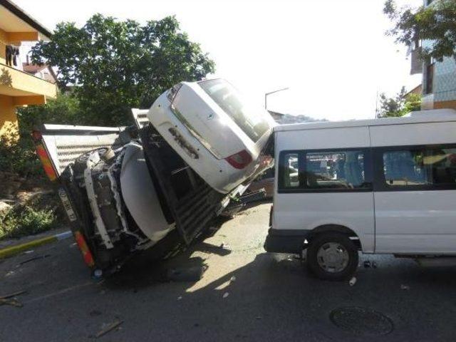 Beykoz'da Araç Taşıyan Tır Kaza Yaptı; Cadde Savaş Alanına Döndü (1)