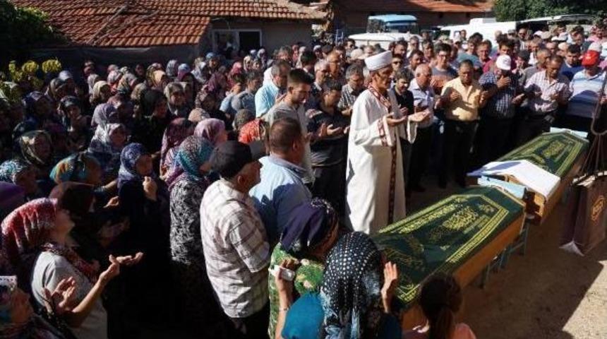 At Arabasından G&ouml;lete D&uuml;şerek Boğulan &Ccedil;ift Yan Yana Toprağa Verildi