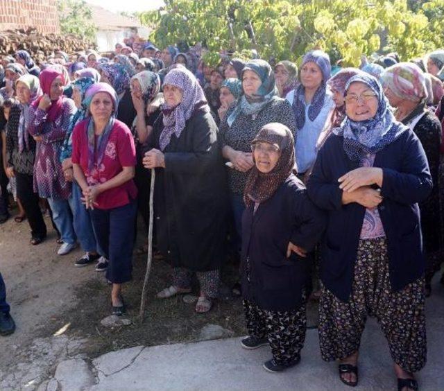 At Arabasından Gölete Düşerek Boğulan Çift Yan Yana Toprağa Verildi