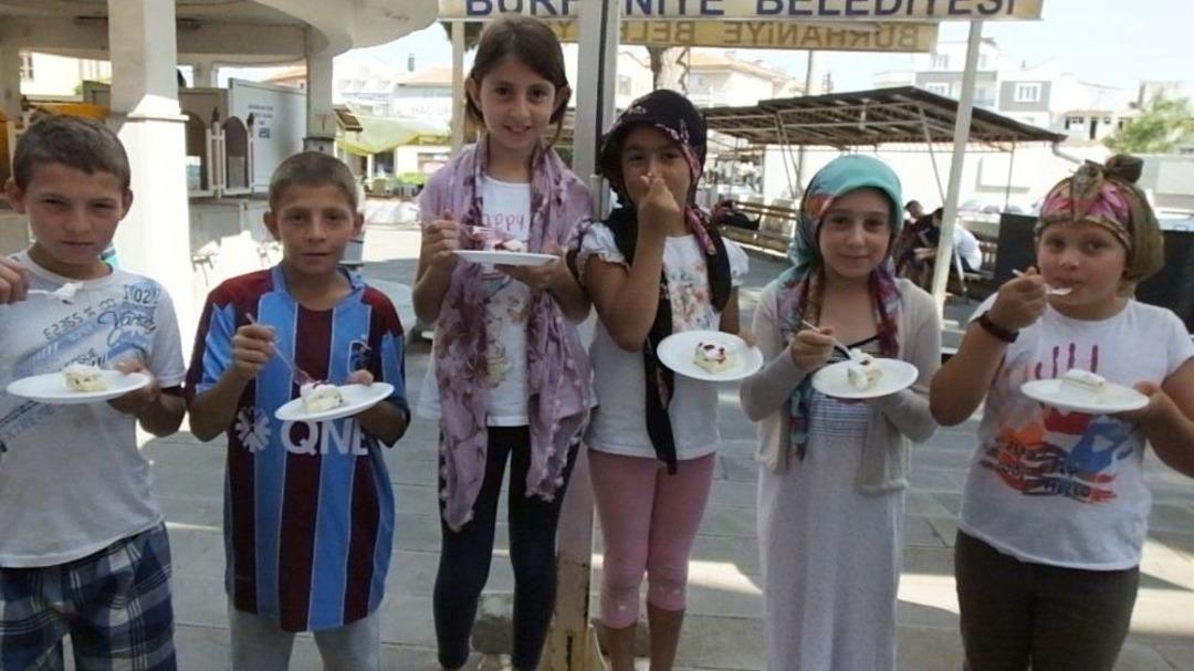 Burhaniyeli &Ouml;ğrenciler Camide Yaş G&uuml;n&uuml; Kutladı