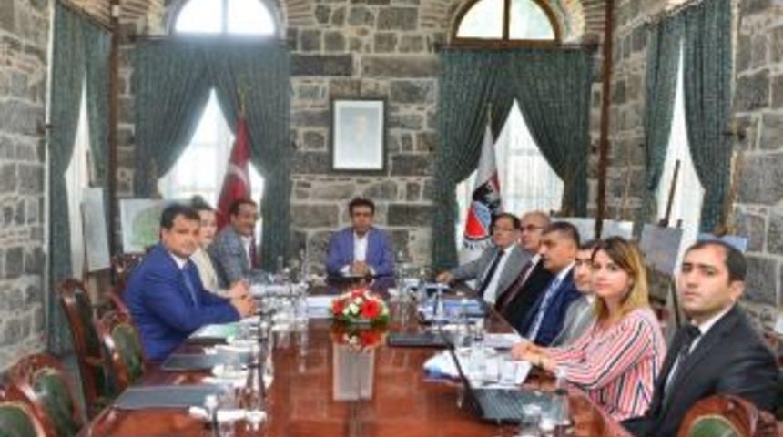 Vali Güzeloğlu, Sur İlçesinde Devam Eden Restorasyon Çalışmalar Hakkında Bilgi Aldı