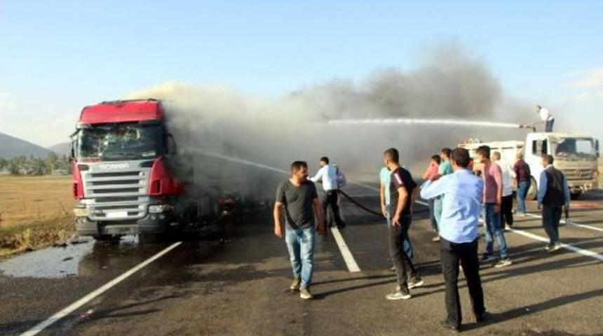 Seyir Halindeki Saman Y&uuml;kl&uuml; Tır Yandı