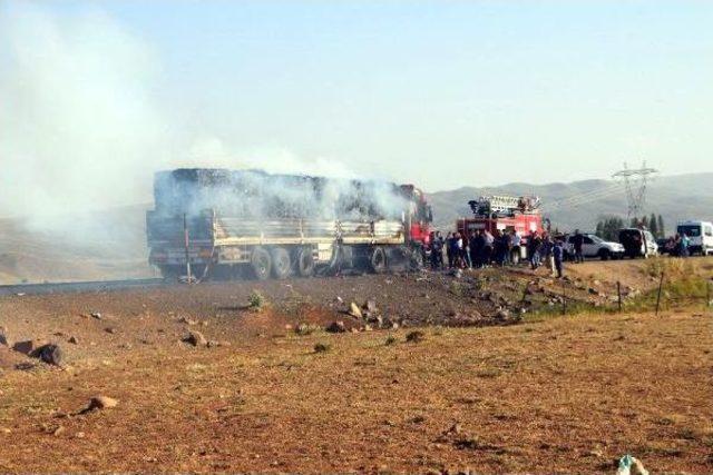 Seyir Halindeki Saman Yüklü Tır Yandı