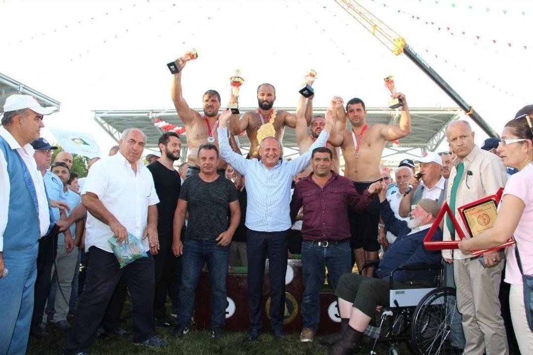 D&uuml;zce Yağlı G&uuml;reşleri&rsquo;nde Finalde Recep Kara&rsquo;yı Yenen Orhan Okulu Kazandı