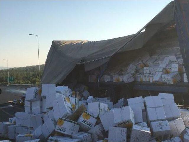 Gaziantep te Tır daki Sıvı Yağ Yola D&ouml;k&uuml;ld&uuml; 1