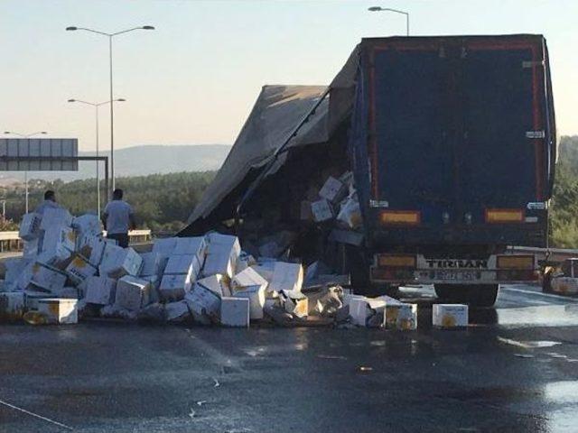 Gaziantep te Tır daki Sıvı Yağ Yola D&ouml;k&uuml;ld&uuml; 3