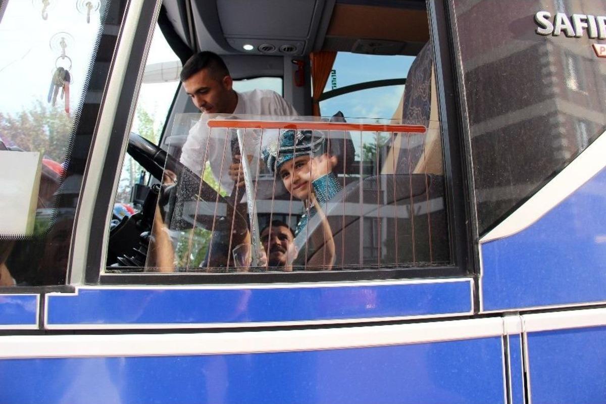 Babasının Maketini Yaptığı Otob&uuml;s&uuml;n Ger&ccedil;eğine S&uuml;nnetinde Bindi