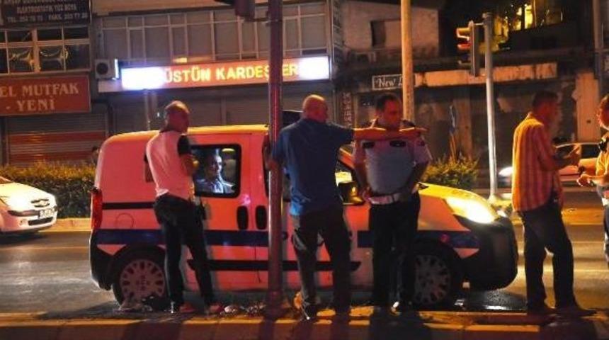 İzmir'de Otomobilin &Ccedil;arptığı Gen&ccedil; &Ouml;ld&uuml;