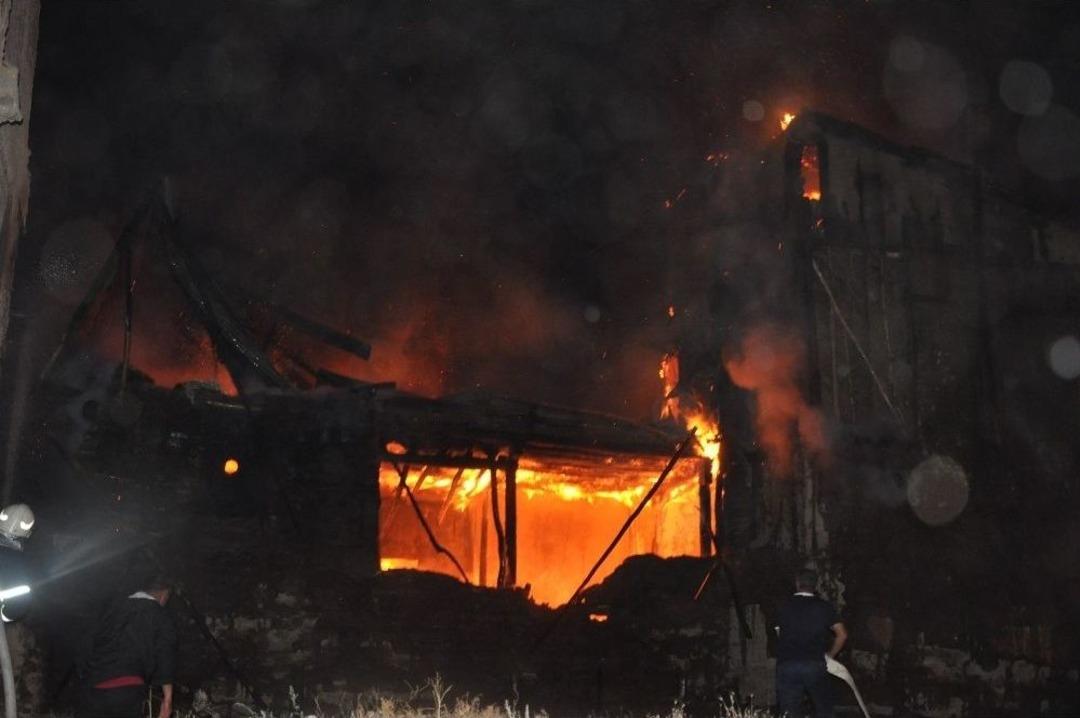 Sandıklı&rsquo;da Sabaha Karşı Kortutan Yangın