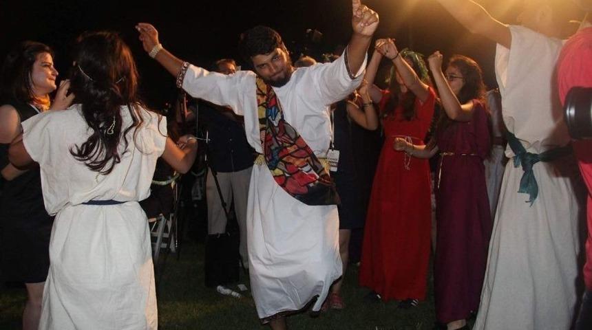 Protokol&uuml; Roma D&ouml;nemine Ait Kıyafetleriyle Karşılayıp Dans Ettiler