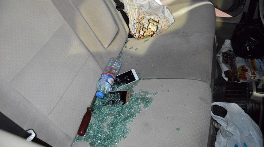 Camı Kırıp Otomobilden 20 Bin Liralık Ziynet Eşyası &Ccedil;aldılar