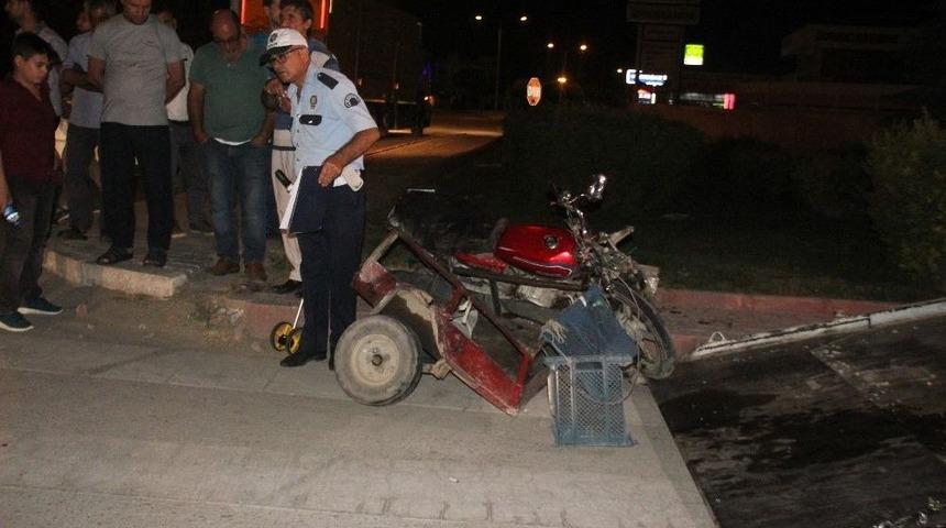 Tırla Motosiklet &Ccedil;arpıştı : 1 Yaralı