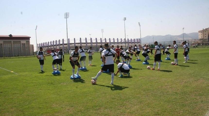 Denizlispor, Yeni Sezon Hazırlıklarını Afyonkarahisar&rsquo;da S&uuml;rd&uuml;r&uuml;yor