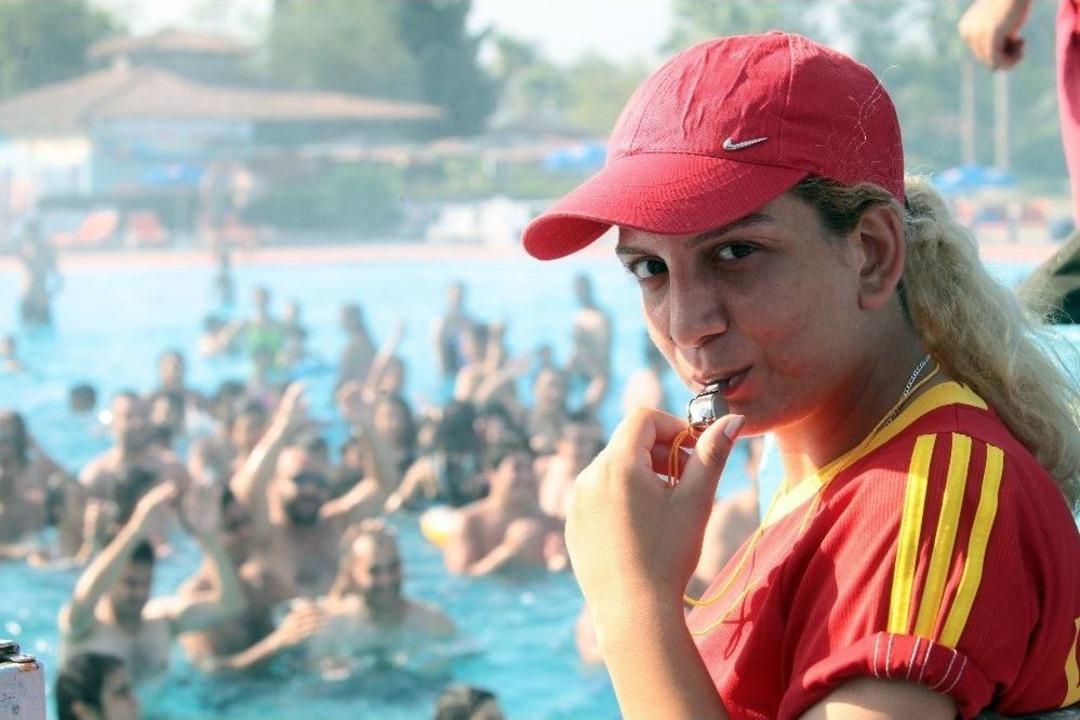 &rsquo;taciz Timi&rsquo; Havuz Başında