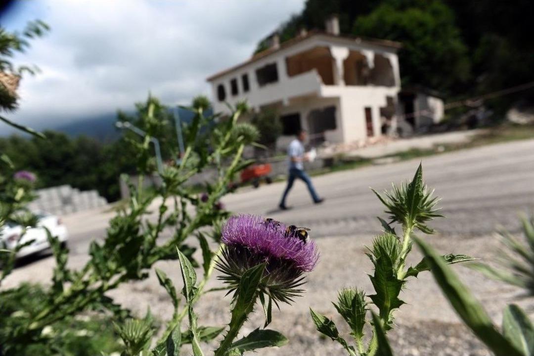 (&ouml;zel Haber) 28 Yıl S&uuml;ren Dava Sonunda K&ouml;y Konağı Yıkıldı