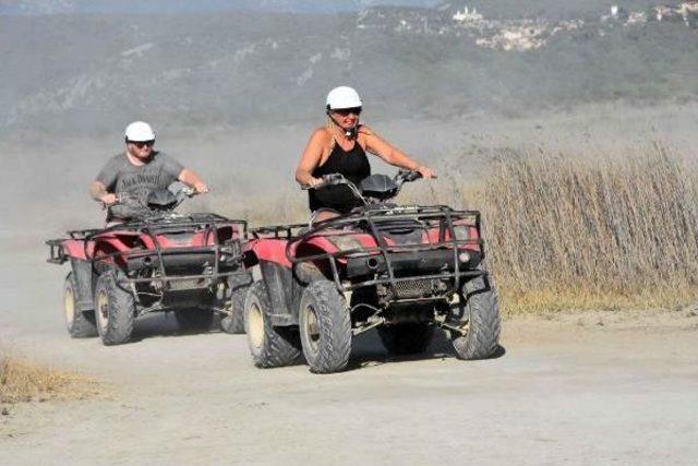 Turistler, Atv Safariyle Eğleniyor