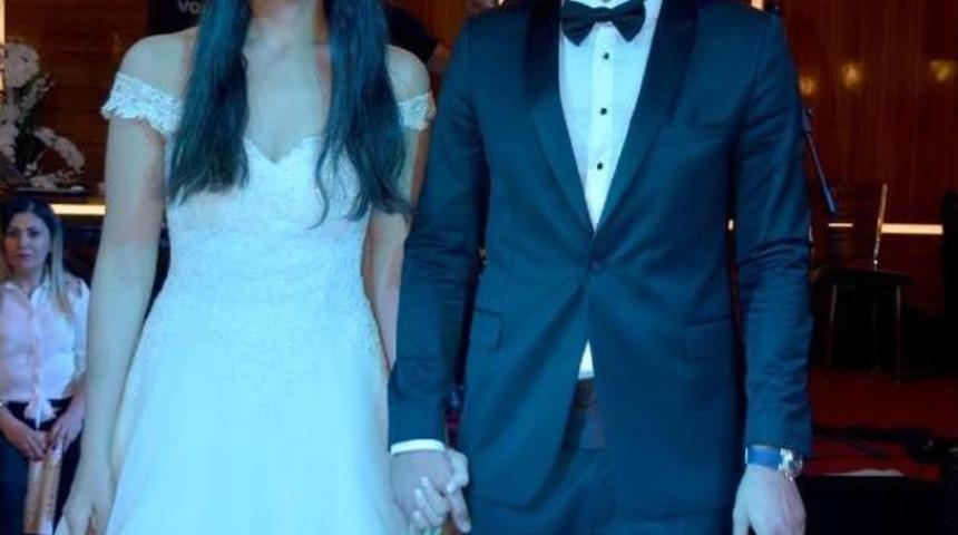 Fenerbah&ccedil;eli Basket&ccedil;i Esra Evlendi