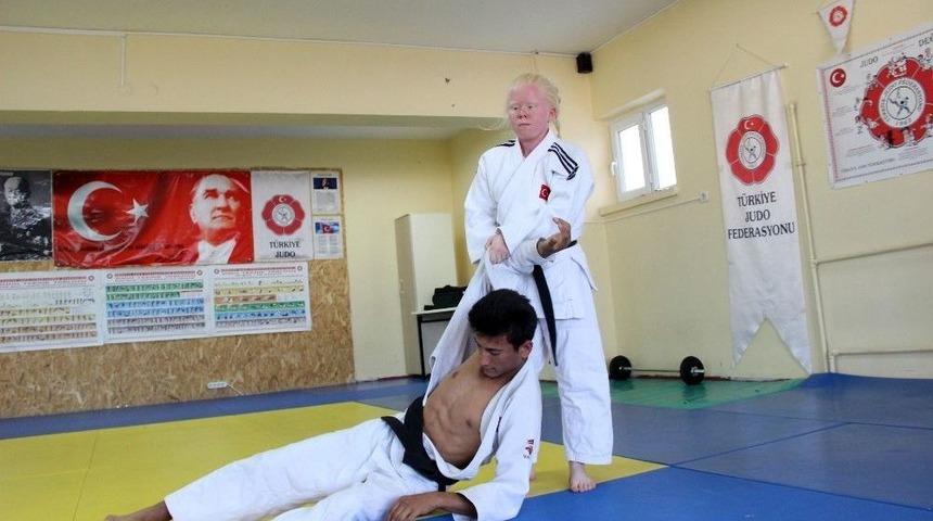 Albino Hastası Judocu Cahide&rsquo;nin Hedefi Gen&ccedil;lik Olimpiyatlarında Altın Madalya