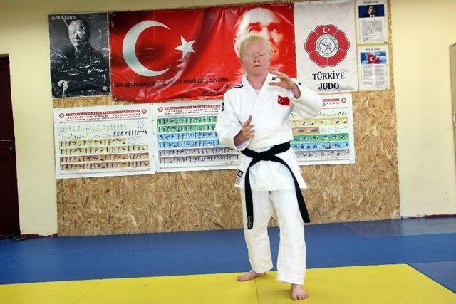 Albino Hastası Judocu Cahide’nin Hedefi Gençlik Olimpiyatlarında Altın Madalya