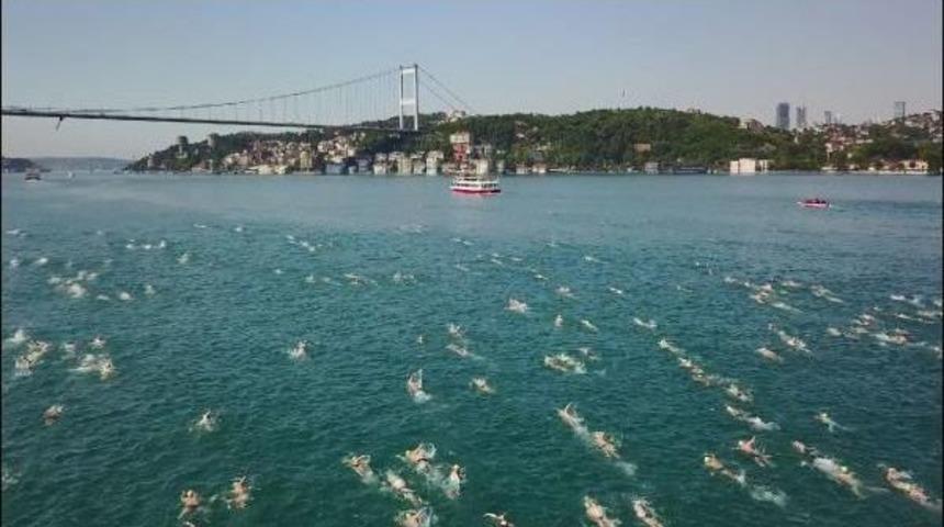 49 &Uuml;lkenin Sporcusu Aynı Anda Y&uuml;zerek Kıta Değiştirdi