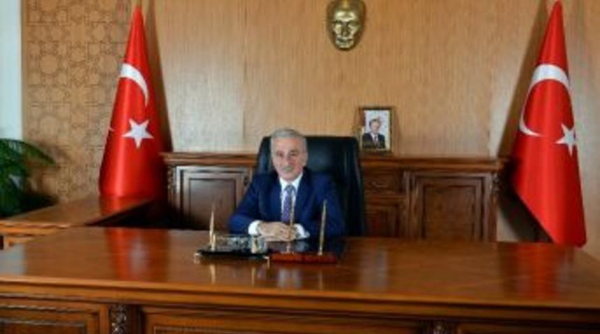 Vali Kam&ccedil;ı, "basının &Ouml;zg&uuml;r Olmadığı Bir &Uuml;lkede Demokrasiden S&ouml;z Etmek M&uuml;mk&uuml;n Değildir"