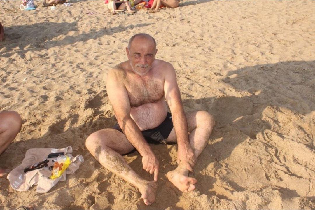 Sahile Gelen Vatandaşlar Ayaklarına Yapışan Siyah Maddeyle Şaşkına D&ouml;nd&uuml;