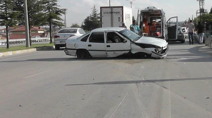 Kontrolden &Ccedil;ıkan Otomobil Bariyerlere &Ccedil;arptı: 2 Yaralı