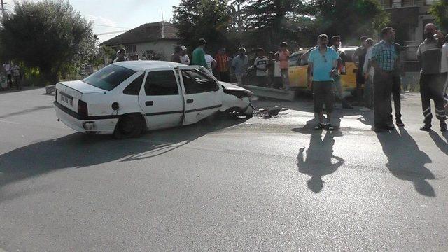 Kontrolden &Ccedil;ıkan Otomobil Bariyerlere &Ccedil;arptı: 2 Yaralı 2